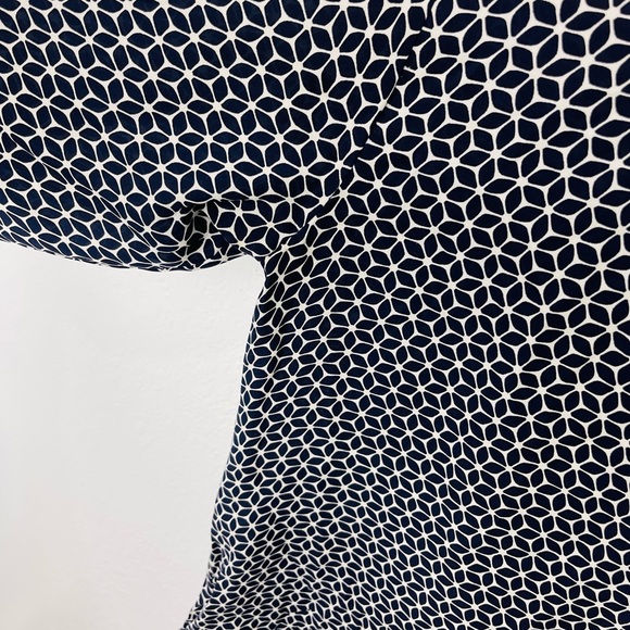 Theory Antazie Tile Geo Silk Blouse P - Picture 4 of 7